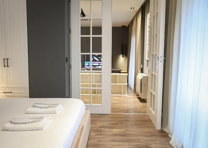 Miku Apartment-luxurious 2bd Private Parking * 티라나