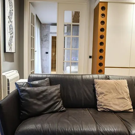 Lägenhet Miku Apartment-luxurious 2bd Private Parking Tirana