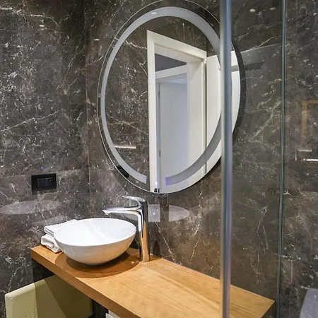 Lägenhet Miku Apartment-luxurious 2bd Private Parking Tirana
